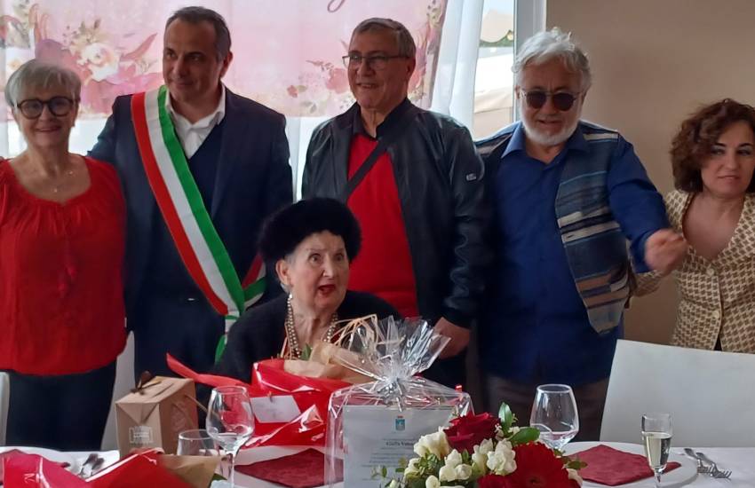 Tanti auguri a nonna Giulia che ha festeggiato i suoi primi 100 anni