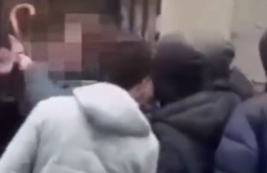 Occupato il liceo Parini a Milano: tensioni fuori la scuola, un prof prende ad “ombrellate” gli studenti