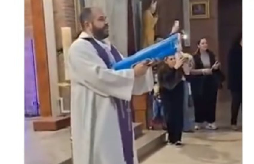 La Quaresima più divertente di sempre: prete benedice i bambini con una pistola ad acqua [VIDEO]