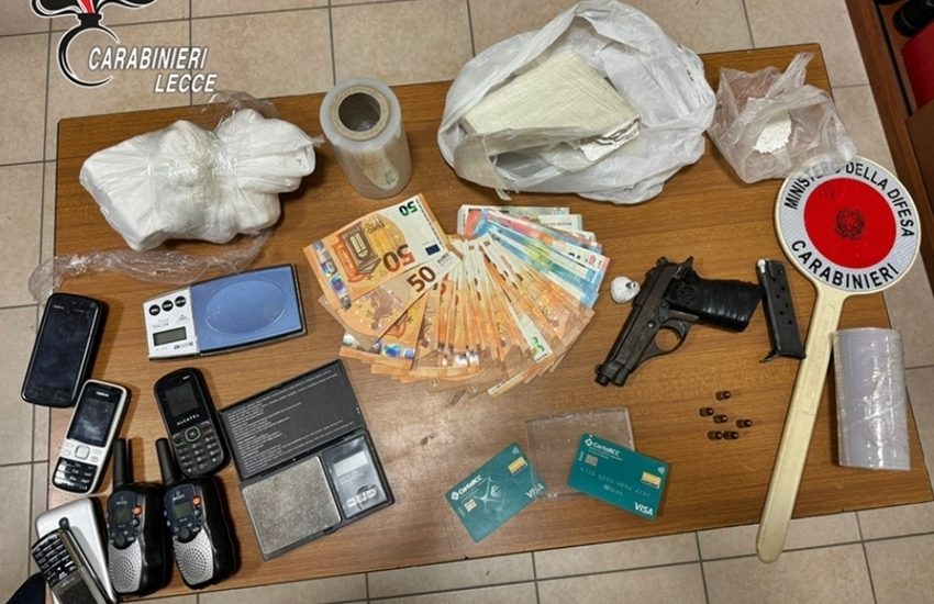 Spaccio nel Salento. Mezzo chilo di cocaina in casa e una pistola tra i cuscini: arrestato 42enne