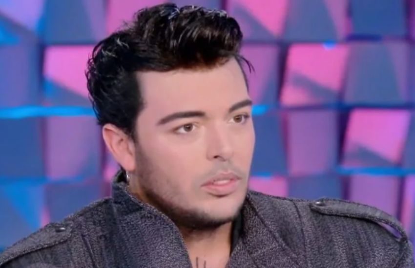 Stash, il cantante in lacrime: “Ho sofferto di attacchi di panico”, poi le lacrime per la figlia Grace