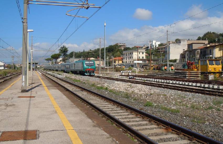 Tragedia sfiorata in provincia di Latina: uomo minaccia di buttarsi sotto a un treno. Salvato dai Carabinieri