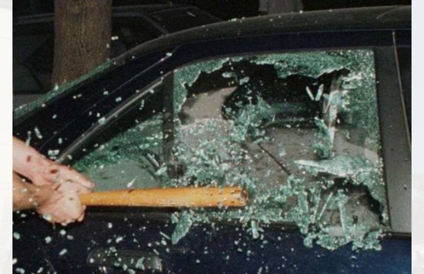 L’auto di un pontino distrutta a bastonate: vandalismo o c’è dell’altro?