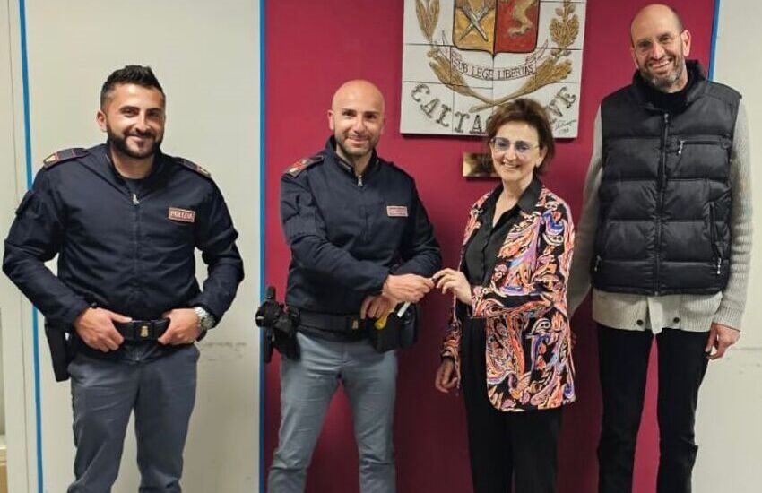 Caltagirone, la polizia denuncia 2 giovani per furto d’auto e restituisce la vettura alla proprietaria