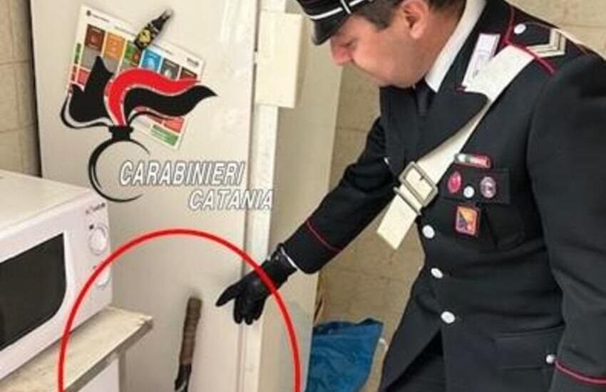 Adrano, follia in casa: 31enne minaccia di morte mamma e familiari. I carabinieri lo arrestano, aveva 2 coltelli in camera
