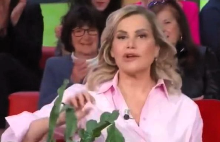 Simona Ventura conduce con la paresi facciale: “Ragazzi succede…” (VIDEO)