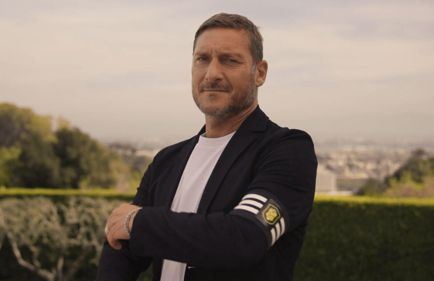 Totti torna in campo nel Mondiale ideato da Piqué: l’Italia rappresentata dagli “Stalloni” del Pupone