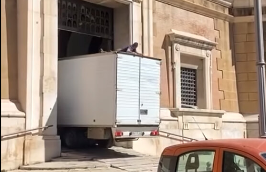 Foggia: camion dei traslochi entra nel Comune con un operaio sul tetto. Il video imbarazza il sindaco