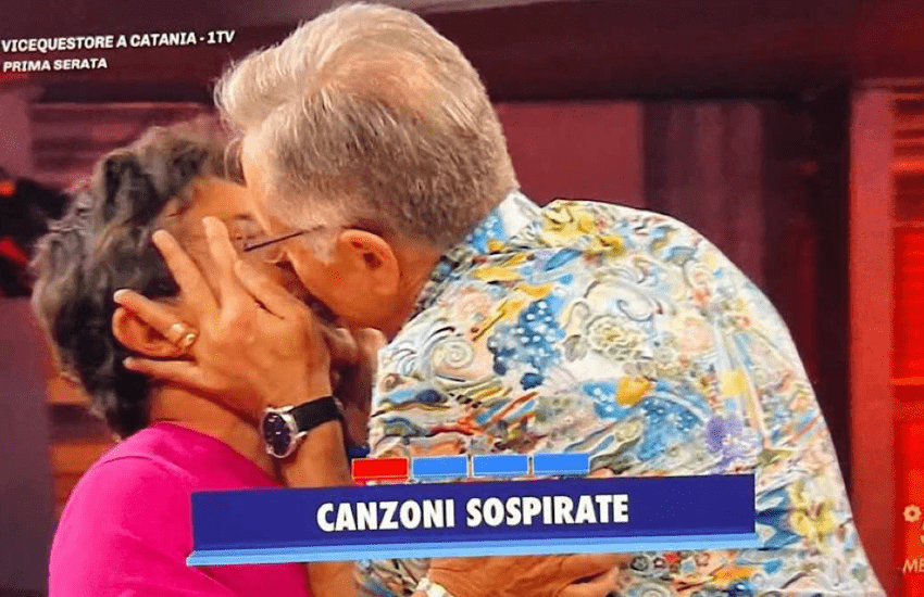 Paolo Bonolis spiazza tutti e bacia sulla bocca Luca Laurenti