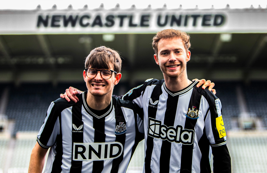 Il Newcastle in campo con la prima maglia per i suoi tifosi non udenti: la rivoluzionaria novità (VIDEO)