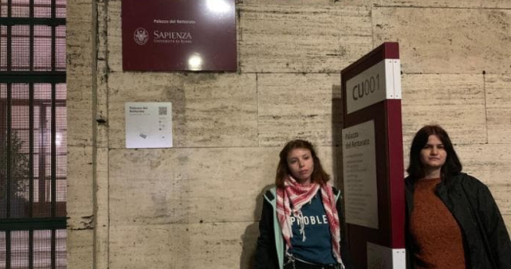 Roma, due studentesse si incatenato davanti all’ingresso del Rettorato: “Stop accordi con Israele” (VIDEO)