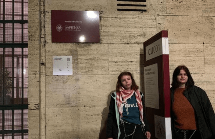 Roma, due studentesse si incatenato davanti all’ingresso del Rettorato: “Stop accordi con Israele” (VIDEO)