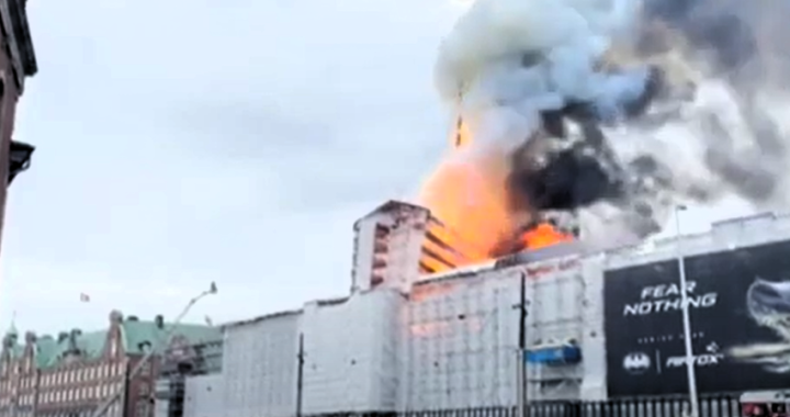 Copenaghen sotto choc: in fiamme lo storico palazzo della Borsa (VIDEO)