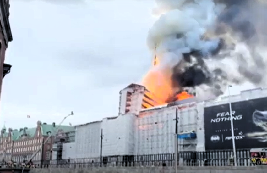 Copenaghen sotto choc: in fiamme lo storico palazzo della Borsa (VIDEO)
