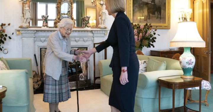 Liz Truss rivela le ultime parole della regina Elisabetta prima di morire: “Le ho impresse nel cuore”