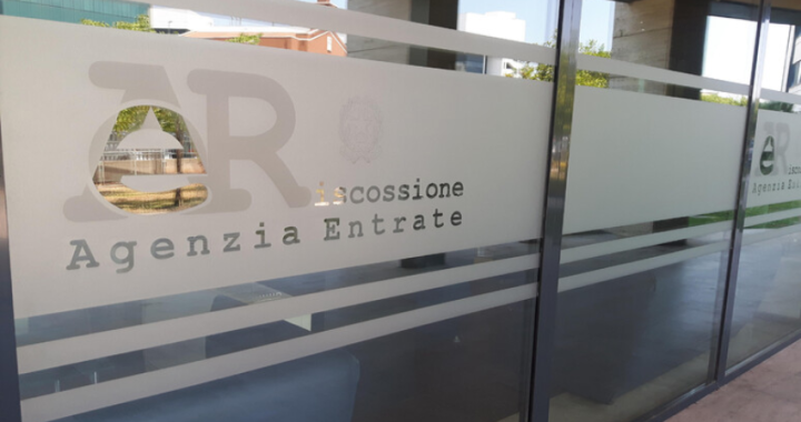 Roma, denaro e pranzi al ristorante in cambio di favori: arrestati 3 funzionari del Fisco