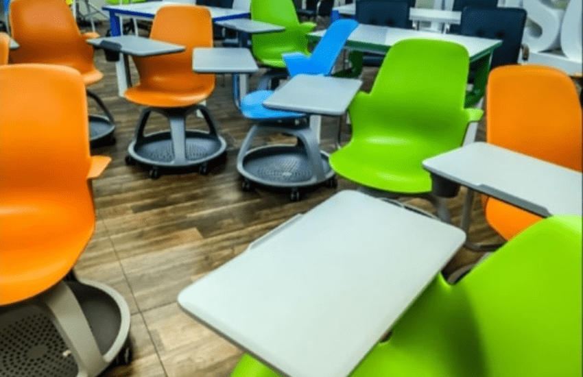 Bagnoli di Sopra, il sindaco acquista 400 banchi a rotelle: “Svenduti a 1 euro, un affare”