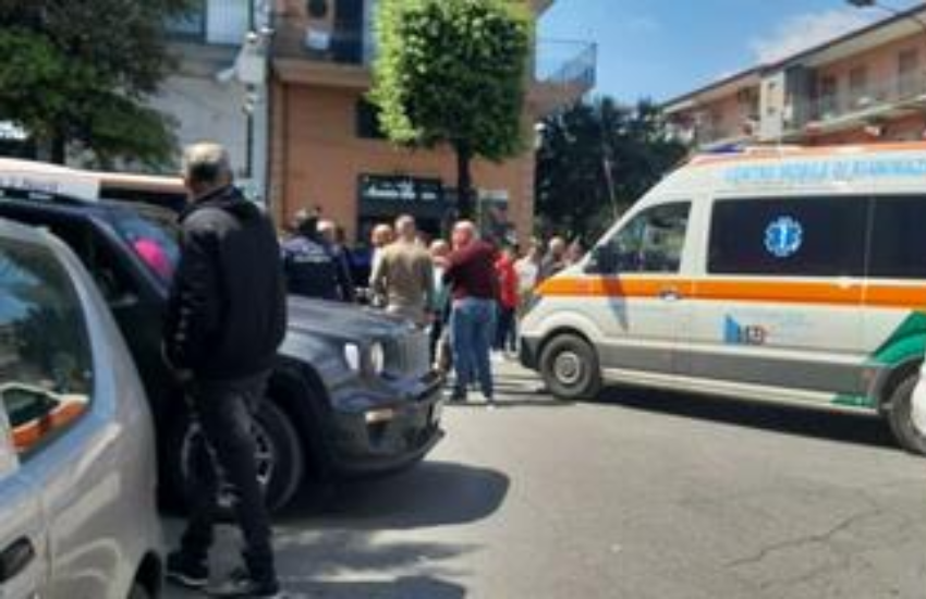 Napoli, rissa al battesimo: mazze da baseball e sparatoria fuori dalla chiesa. Terrore e 5 feriti