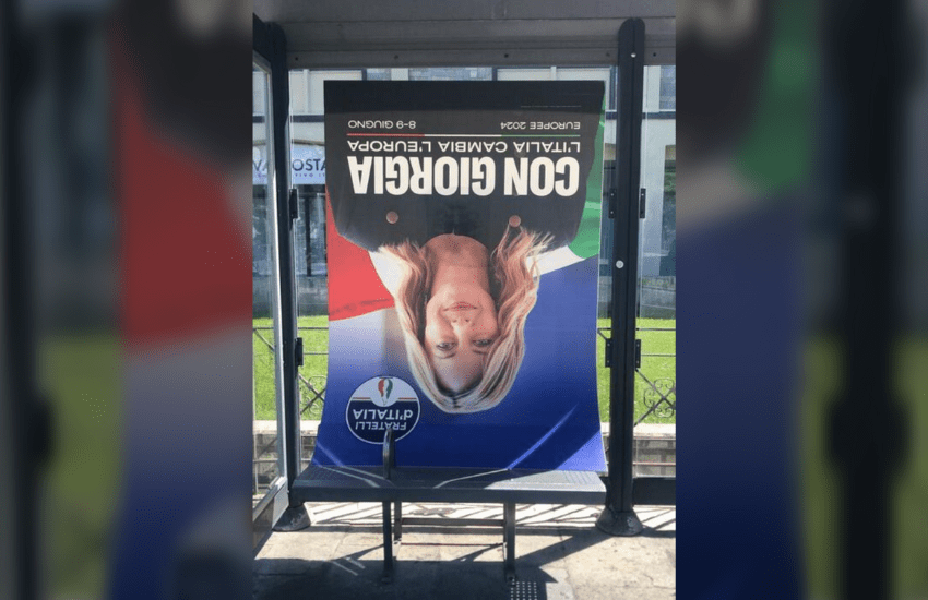 Aosta: Giorgia Meloni a testa in giù