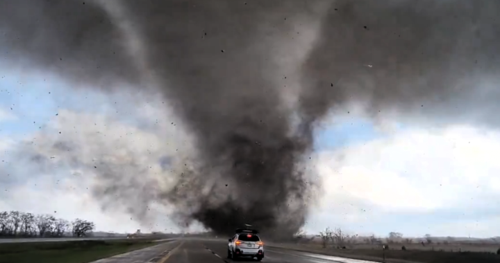 Tornado gigantesco attraversa la strada e distrugge: le immagini virali (VIDEO)