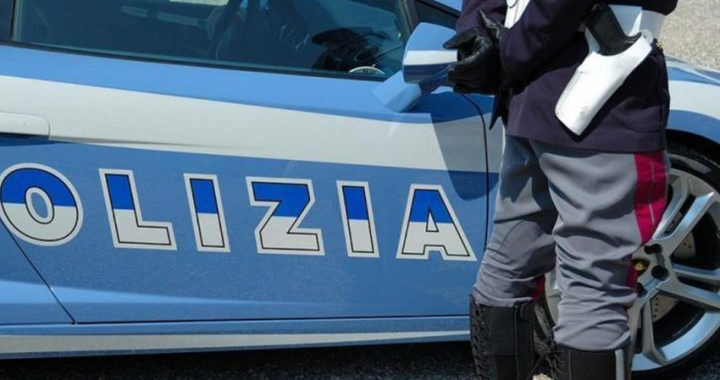 Cagliari: fa comparire un fazzoletto da dietro l’orecchio dell’agente per distrarlo. Aveva 10 coltelli in macchina