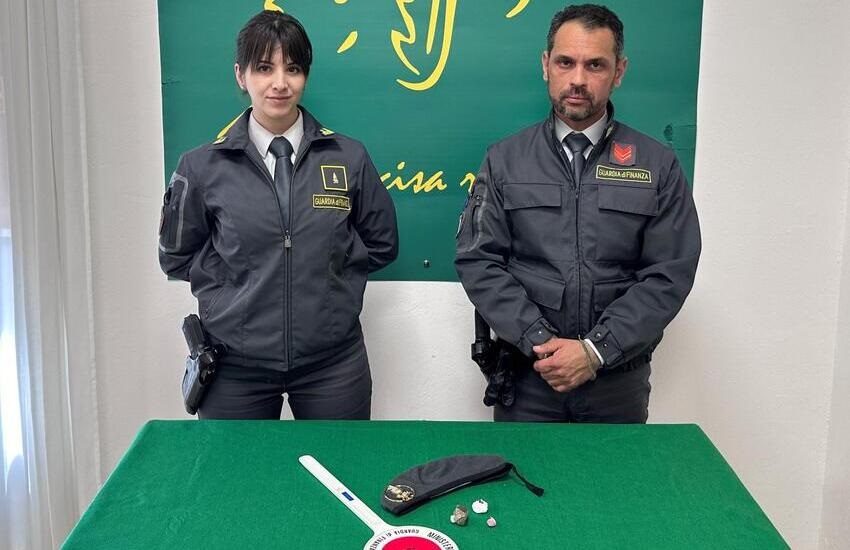 Caltagirone, nei guai 25enne trovato in auto con la cocaina rosa