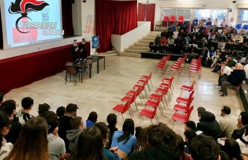 Catania, violenza di genere, uso consapevole dei social e revenge porn: i carabinieri incontrano gli studenti del Boggio Lera