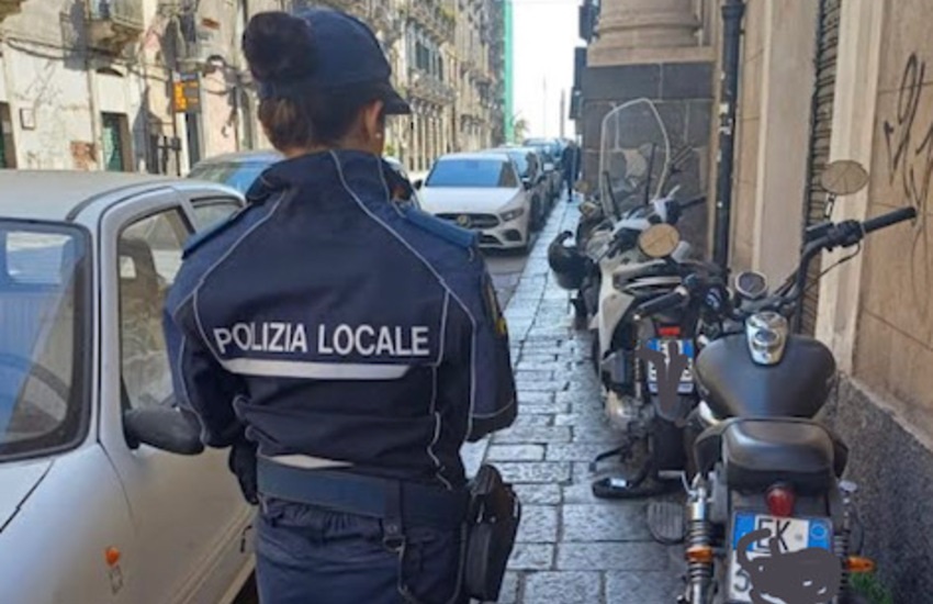 Catania, sosta selvaggia di moto sui marciapiedi: la Polizia Municipale ne sanziona 143