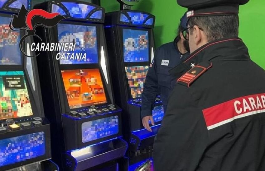 Catania, chiosco bar aveva dehors abusivo e macchine per scommesse illegali: denunciato titolare