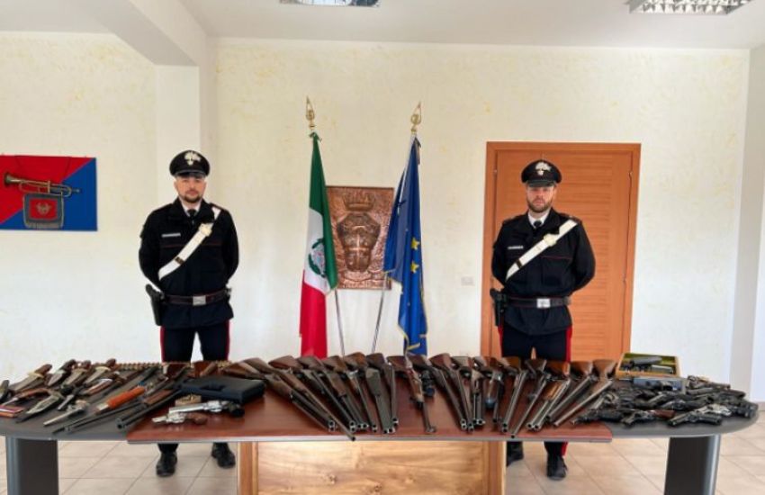 Isernia: ultranovantenne minaccia la moglie con una pistola, i carabinieri gli trovano un arsenale in casa