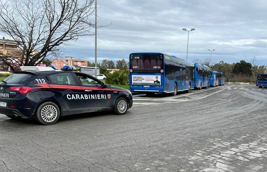 Danneggia a sassate un bus Cotral in provincia di Latina: identificato e denunciato