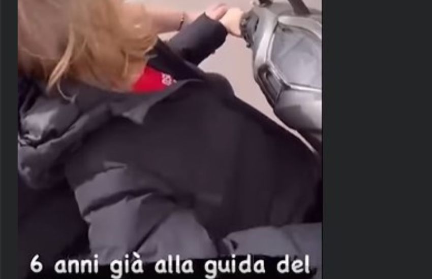 Vergogna a Napoli, fa guidare lo scooter al figlio di 6 anni: “Orgoglio di papà” [VIDEO]