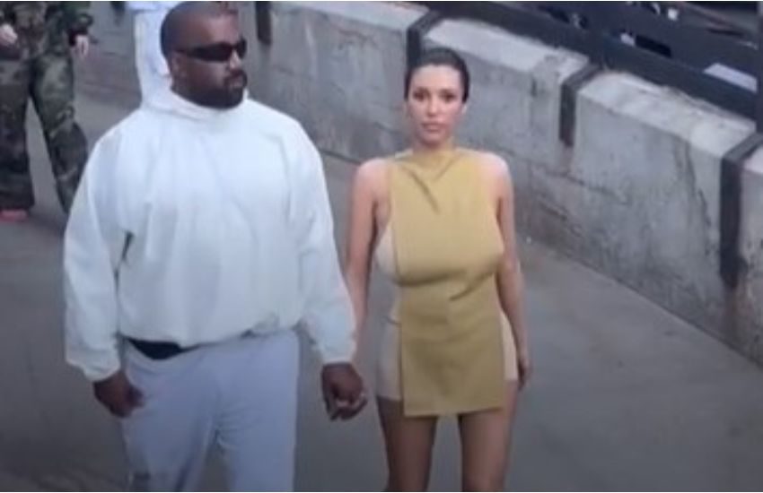 Bianca Censori con un outfit bollente a Disneyland: “L’hanno fatta entrare così in un parco per bambini?”