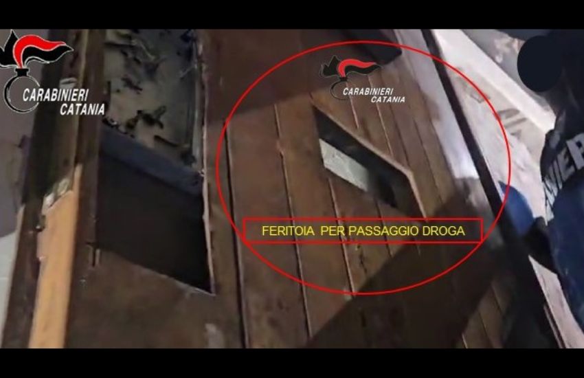 Catania, tentano di disfarsi della droga gettandola nel wc: 3 pusher arrestati
