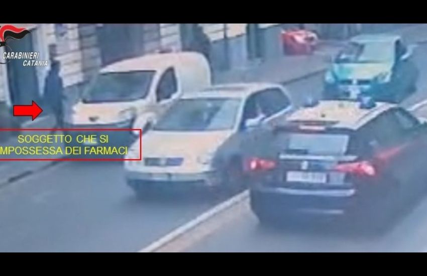 Catania, ruba farmaci da un furgone sotto gli occhi dei carabinieri, arrestato
