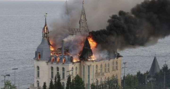 Ucraina, bombe a grappoli sul “castello di Harry Potter”: la Russia bombarda postazioni civili