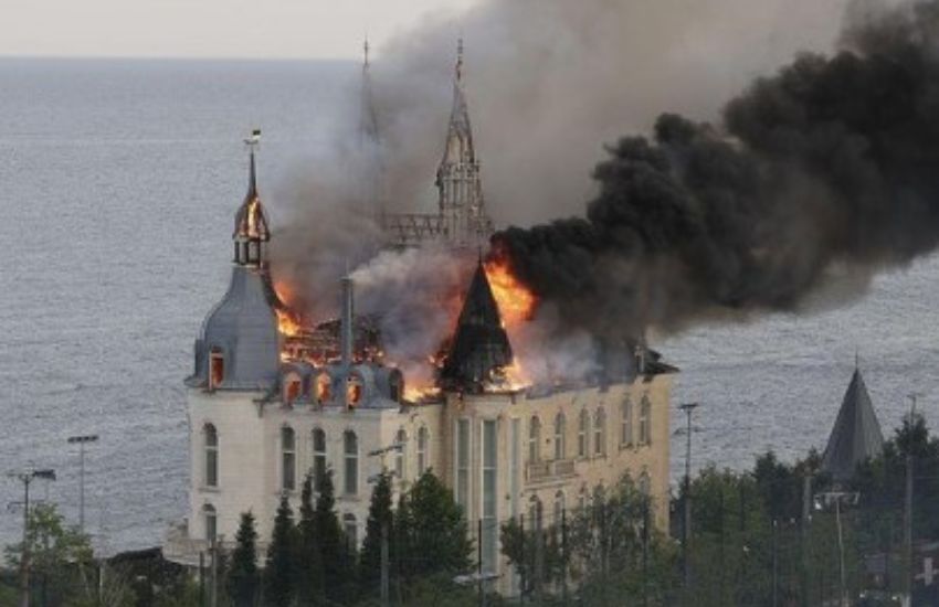 Ucraina, bombe a grappoli sul “castello di Harry Potter”: la Russia bombarda postazioni civili