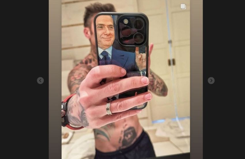 Fedez scatenato, foto senza veli e cover sullo smartphone di Berlusconi: è tornato a monopolizzare i social