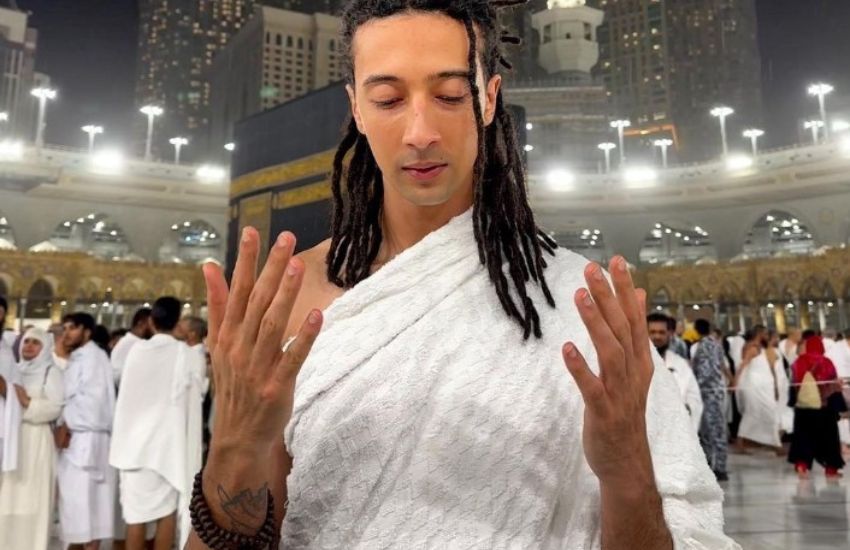 Ghali in pellegrinaggio alla Mecca, ma la foto scatena le polemiche: “So che un vero musulmano…”