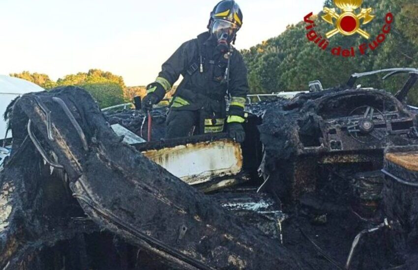Paura nel Salento. A fuoco un’imbarcazione custodita in una rimessa, si indaga