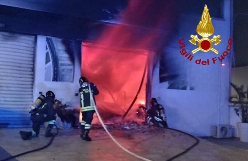 Attentato incendiario nel Salento. Danni ingenti all’autosalone, sei auto distrutte