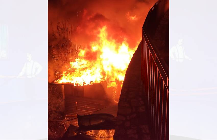 Notte di paura in pieno centro a Sezze: brucia una capanna al Guglietto
