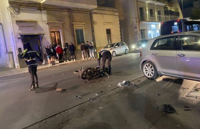 Incidente in città. Schianto con lo scooter, 16enne con codice rosso in ospedale