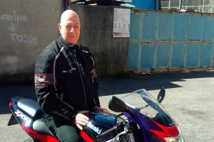 Moto contro auto, guardia giurata di Sorso muore a Brescia