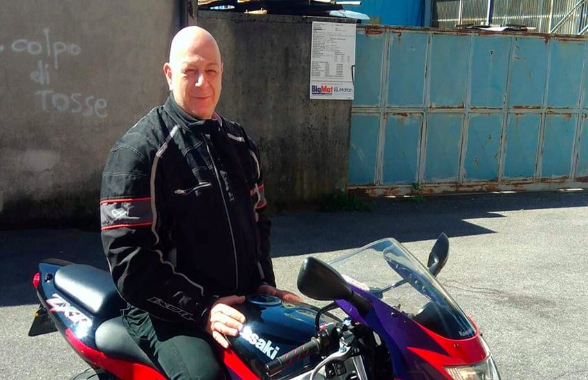 Moto contro auto, guardia giurata di Sorso muore a Brescia