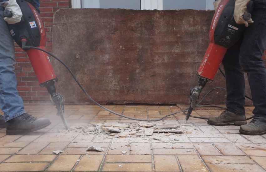Non lo pagano per il lavoro, operaio va in cantiere e distrugge tutto col martello pneumatico