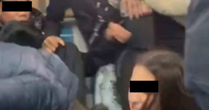 Scioccante violenza su una donna sulla metro di Roma. La sua colpa? Aver scoperto delle borseggiatrici in azione