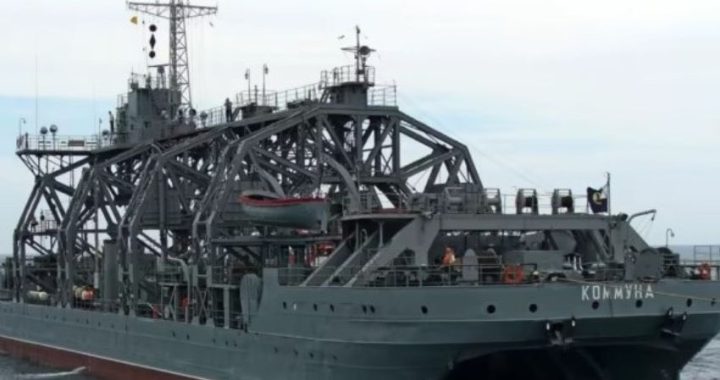 L’Ucraina fa scacco alla flotta russa: danneggiata la nave Kommuna, gravi danni per la strategia di Putin nel mar Nero
