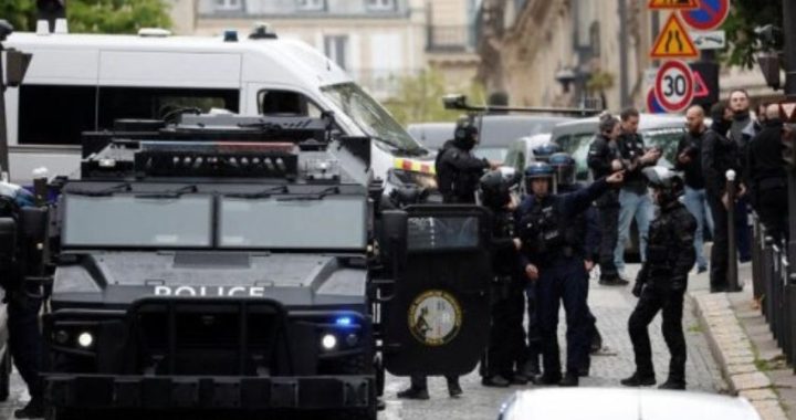 Massima tensione a Parigi: minaccia di farsi esplodere nel consolato iraniano