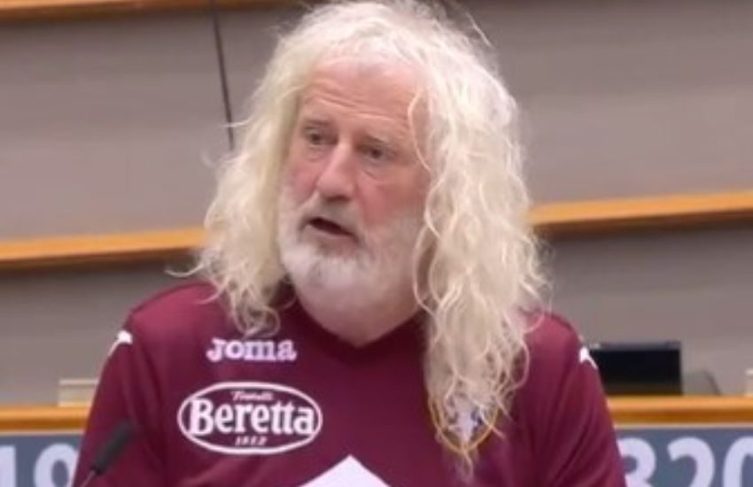 “Forza Toro, Juve m***a”, chi è l’eurodeputato diventato famoso dopo il suo intervento al Parlamento europeo [VIDEO]